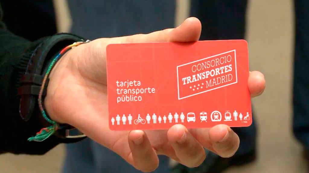 Mujer sosteniendo en la mano el abono de transportes de Madrid para el año 2025