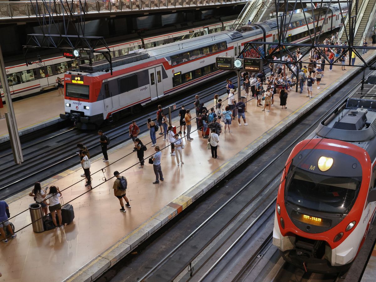 tren de Cercanías llegando a la estación de Atocha en Madrid